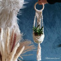 Kleiner Boho Pflanzenhänger Makramee, Pflanzen Oder Teelichthalter, Dekoration Für Wand Und Fenster, Blumenampel von MakrameeSpirit