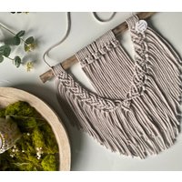 Makramee Wandbehang in Taupe - Die Deko Mit Boho-Flair Makramee Wandbehang in Taupe - Die Deko Mit Boho-Flair von MakrameeVibes