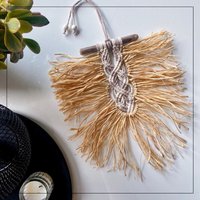 Makramee Wanddeko Bast Feder Lily - Urlaubsatmosphäre Zuhause Makramee Wanddeko Bast Feder Lily - Urlaubsatmosphäre Zuhause von MakrameeVibes