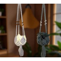 Makramee Blumenampel Im Boho Style, Geschenkidee Makramee, Stilvolle Wohnzimmer Deko, Pflanzgefäße Hängend Drinnen, Macrame Plant Hanger von Makrameise