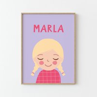 Personalisiertes Portrait Mädchen Mit Blonden Haaren | 30x40 & 50x70 Lila Rosa Illustration Poster Für Kinder Kinderzimmer von MalaMarla