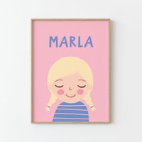 Personalisiertes Portrait Mädchen Mit Blonden Haaren | 30x40 & 50x70 Rosa Blau Illustration Poster Für Kinder Kinderzimmer von MalaMarla