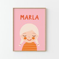 Personalisiertes Portrait Mädchen Mit Blonden Haaren | 30x40 & 50x70 Rosa Orange Illustration Poster Für Kinder Kinderzimmer von MalaMarla