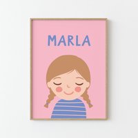 Personalisiertes Portrait Mädchen Mit Dunkelblonden Haaren | 30x40 & 50x70 Rosa Blau Illustration Poster Für Kinder Kinderzimmer von MalaMarla