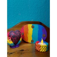Lgbtq+ Pride Dekor Set | Handgemachtes Regenbogen-Herz in Händen Queer Geschenk Bunter Teelichte Halter Inclusive Kunst Lgbtq+ Pride Dekor Set | Handgemachtes Regenbogen-Herz in Händen Queer Geschenk Bunter Teelichte Halter Inclusive Kunst von MalaSymShop