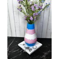 Transgender Flagge Deko Vase Aus Beton | Pride Trockenblumenvase Lgbtq+ Geschenk Handbemalt Marmor Tablett Inkl Transgender Flagge Deko Vase Aus Beton | Pride Trockenblumenvase Lgbtq+ Geschenk Handbemalt Marmor Tablett Inkl von MalaSymShop