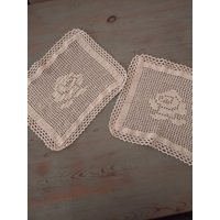 00Er Jahre Häkeln Spitze Handgemachte Kleine Paar Tischdecke. Rose Tischdecke X2 von MalibuTreasurs