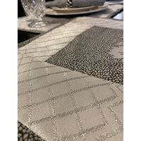 Tisch-Platz-Matte Grau Mit Stoffservietten Und Dekorative Gewebe Deckel, Tischwäsche Weiß, Schwarz, Silber, Bambusmuster Matte, Organza Silber von MalihasHemsNGems