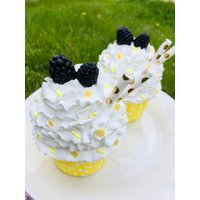 Faux Lemon Brombeer Cupcake, Künstliche Zitrone Cupcake Dekor, Sommer Bauernhaus Küche Lemon Thema Tiered Tablett Dekor von MalinaEmberCo