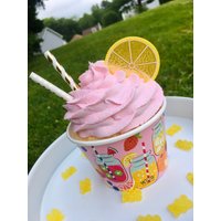 Faux Lemonade Cupcake, Erdbeerlimonaden Nicht Essbare Künstliche Leckerei, Sommer Auf Dem Bauernhof Küche Dekor, Tiered Tablett, Fake Back Kuchen von MalinaEmberCo