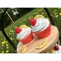 Gefälschter Erdbeer-Zitronen-Cupcake, Künstlicher Zitronen-Cupcake, Nicht Essbares Faux Treat, Abgestuftes Zitronen-Tablett, Fake Back-Cupcake von MalinaEmberCo