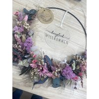 Flower Hoop Lila, Weiß Mit Pampas U Eukalyptus Blumenkranz Personalisierter Trockenblumenkranz Türkranz Türschild Wanddeko von MaliniHoops