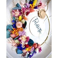 Flower Hoop Bunt Mit Eukalyptus, Üppig Bunt Gebunden Personalisierter Trockenblumenkranz Türkranz Türschild Blumenkranz Flower Hoop Bunt Mit Eukalyptus, Üppig Bunt Gebunden Personalisierter Trockenblumenkranz Türkranz Türschild Blumenkranz von MaliniHoops