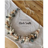 Flower Hoop Natur Mit Eukalyptus Personalisierter Trockenblumenkranz Türkranz Türschild Fensterkranz Wanddeko Blumenkranz von MaliniHoops