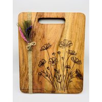 Holzbrett Mit Wildblumen, Akazienholz, Gravur 32x25x1, 4cm, Servierbrett, Schneidebrett, Dekoratives Geschenk von MalkomesDesigns