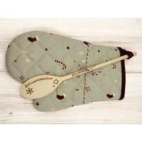 Personalisiertes Geschenk, Gravierter Kochlöffel Mit Weihnachtlichen Ofenhandschuh, Mitbringsel, Wichteln, Weihnachtgeschenk Personalisiertes Geschenk, Gravierter Kochlöffel Mit Weihnachtlichen Ofenhandschuh, Mitbringsel, Wichteln, Weihnachtgeschenk von MalkomesDesigns