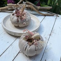 2 Kürbisse Aus Leinen in Beige, Altrosa Skandi Herbstdeko 2 Kürbisse Aus Leinen in Beige, Altrosa Skandi Herbstdeko von MalwineDesign