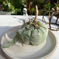 Nostalgie Kürbis Leinen Hellgrün, Perlen Ornamente Rustikale Herbst Deko von MalwineDesign