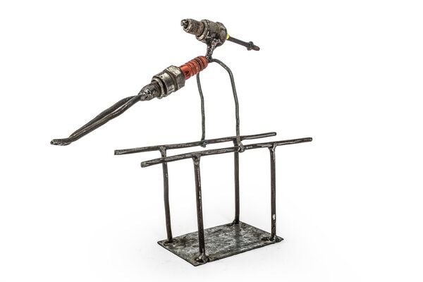 Mama Akua Zündkerzen Figur - Geräteturner von Mama Akua