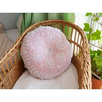 Hellrosa Rundes Häkelkissen - Rosa Boho Kissen New Home Gigt Geschenk Zur Einzugsgeschenk Süßes Dekokissen von MamaMakesFriends