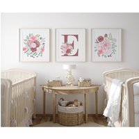 Gerahmtes Blumenkinderzimmer Dekor, Blumenmonogramm, Aquarell Blumen, Rosa Und Mauve Baby-Kinderzimmer-Wand-Dekor, Blumenwandkunst, Monogramm von MamabirdPrints