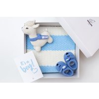 Es Ist Ein Junge Baby-Dusche Offenbar Enden Korb Idee Baby Gratuliert Schwangerschaft Geschenkkorb Mit Blauen Hase Booties Häkeln Erste Spielzeug von MamalamaKids