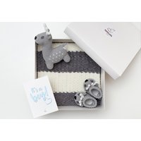 Neugeborenen Geschenkkorb Set Ideen Für Neugeborene Baby Jungen Häkeln Off White Grau Reh Spielzeug Strickdecke Rentier Booties 12/07 von MamalamaKids