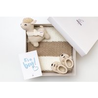 Neugeborenen Geschenkkorb Set Ideen Für Neugeborene Baby Jungen Häkeln Off White Beige Häschen Spielzeug Strickdecke Hase Schühchen 08/12 von MamalamaKids