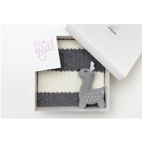 Neugeborenen Geschenkkorb Set Ideen Für Neugeborene Baby Mädchen Gehäkelt Off White Hirsch Rentier Spielzeug Strickdecke Von Opa, Oma 12/12 von MamalamaKids