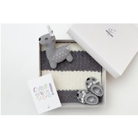 Neugeborenen Geschenkkorb Set Ideen Für Neugeborene Baby Mädchen Oder Jungen Gehäkelte Graue Reh Spielzeug Strickdecke Häkeln Rentier Schühchen 06/12 von MamalamaKids