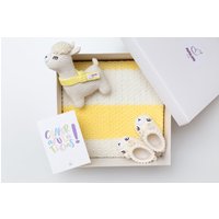 Ideen Für Ein Geschenkkorb-Set Neugeborene Neugeborene Mädchen Oder Jungen, Gehäkelte Cremefarbene, Gelbe Lama-Spielzeug-strickdecke von MamalamaKids