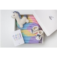 Schwangerschaftsgeschenk Süßes Einzigartiges Einhorn Neues Babykorb Regenbogendecke Gehäkeltes Einhornspielzeug Süße Tierschuhe 09/09 von MamalamaKids