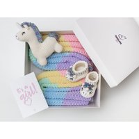 Süßes Mädchen Einhorn Geschenk Es Ist Ein Baby Shower Schwangerschaft Glückwunsch Offenbaren Korb von MamalamaKids