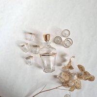 Vintage Altes Spirituosenservice 8 Transparente Gläser Vergoldete Goldkante Karaffe Aperitif Shot Alkohol Kunst Geschirr Klassisch Schick Frankreich von MamieBrocante