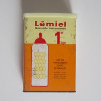 Vintage Blechdose Babymilchpulver Lemiel Kinderdekoration Frankreich Antik Französisch Metallic Gelb Aufbewahrungsvitrine Retro Babyflasche von MamieBrocante