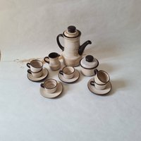 Vintage Kaffeeservice/Komplettes Steinzeug/Kaffeekanne Milchkännchen Zuckerdose 6 Tassen Untertasse/Braun Beige/Handgefertigt Retro Vintage Kaffeeservice/Komplettes Steinzeug/Kaffeekanne Milchkännchen Zuckerdose 6 Tassen Untertasse/Braun Beige/Handgefertigt Retro von MamieBrocante