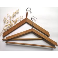 Vintage Kleiderbügel Aus Holz 2Er Set/Kleideraufbewahrung/Garderobengarderobe/1930Er Jahre/Handgefertigt/Metallhaken/Gerades Ende Für von MamieBrocante