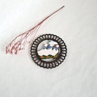 Vintage-Untersetzer Aus Gusseisen, Weiße Gänse, Muster, Blaue Schleife, Handbemalt, Handgefertigtes Küchenzubehör, Essenswerkzeug, Geschirr Vintage-Untersetzer Aus Gusseisen, Weiße Gänse, Muster, Blaue Schleife, Handbemalt, Handgefertigtes Küchenzubehör, Essenswerkzeug, Geschirr von MamieBrocante