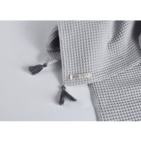 Aschgraue Babydecke - Hellgraue Decke Für Erwachsene Waffel-Baumwolldecke Mit Quasten Neutrale Baby-Dusche-Geschenk von MamuConcept