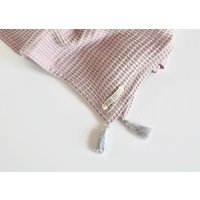 Quartz Rosa Babydecke - Boho Mit Mini Quasten Altrosa Baby Mädchen Empfangsdecke Waffelstoff Decke Geschenk von MamuConcept