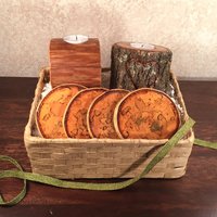 Holzkerzen Und Untersetzer Geschenkkorb Holzkerzen Und Untersetzer Geschenkkorb von ManMadeWoods