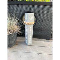 Willkommen Heimathafen Anker Windrose Möwen Dekosäule Poller Holz Stele Dalben Gartendeko Maritim Willkommen Heimathafen Anker Windrose Möwen Dekosäule Poller Holz Stele Dalben Gartendeko Maritim von Manapal