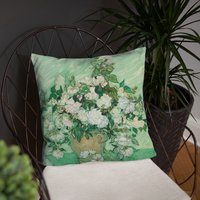 Vase Mit Rosen Grundlegende Kissen von ManbirdDesign