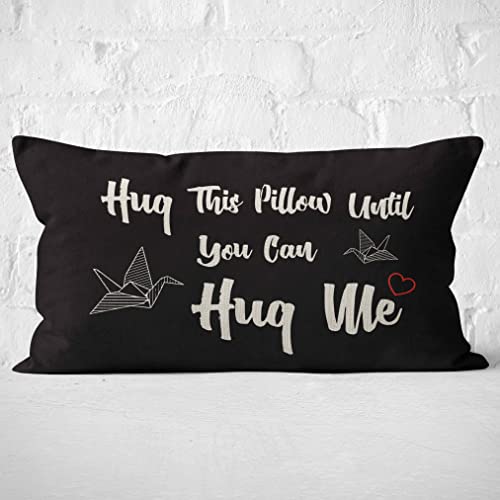 Mancheng-zi Hug This Pillow Until You Can Me Kissenbezug, Langstrecken-Beziehungsgeschenke, Geschenk für Paare, Freundin Geschenke, Freund 50,8 x 30,5 cm, schwarzer Baumwoll-Kissenbezug Sofa Bett von Mancheng-zi