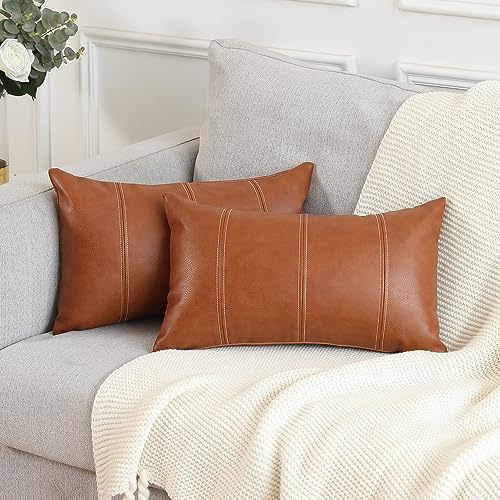 Mandioo 2er Set Braun Boho Gestreifte Kunstleder Kissenbezüge 30x50 cm Moderne Luxusdekoration für Wohnzimmer und Schlafzimmer Zierkissenbezüge passend für Sofa und Couch Dekokissen Kissenhüllen von Mandioo