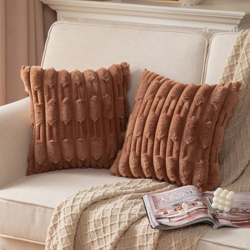 Mandioo 2er Set Braun Boho gestreiften dekorativen Kissenbezüge 40x40cm Flauschiges Wurfkissenbezug aus künstlichem Kaninchenfell Velvet Kissenhüllen Kopfkissenbezug Sofa Couch Bett Wohnzimmer von Mandioo