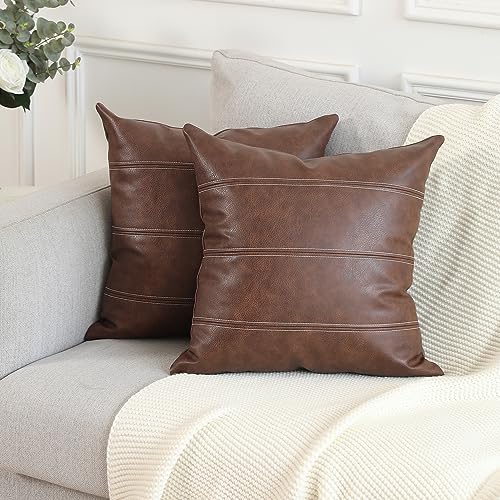 Mandioo 2er Set Dunkelbraun Boho Gestreifte Kunstleder Kissenbezüge 45x45 cm Moderne Luxusdekoration für Wohnzimmer und Schlafzimmer Zierkissenbezüge passend für Sofa und Couch Dekokissen Kissenhüllen von Mandioo