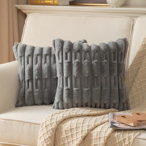 Mandioo 2er Set Grau Boho gestreiften dekorativen Kissenbezüge 45x45cm Flauschiges Wurfkissenbezug aus künstlichem Kaninchenfell Velvet Kissenhüllen Kopfkissenbezug Sofa Couch Bett Wohnzimmer Mandioo 2er Set Grau Boho gestreiften dekorativen Kissenbezüge 45x45cm Flauschiges Wurfkissenbezug aus künstlichem Kaninchenfell Velvet Kissenhüllen Kopfkissenbezug Sofa Couch Bett Wohnzimmer von Mandioo