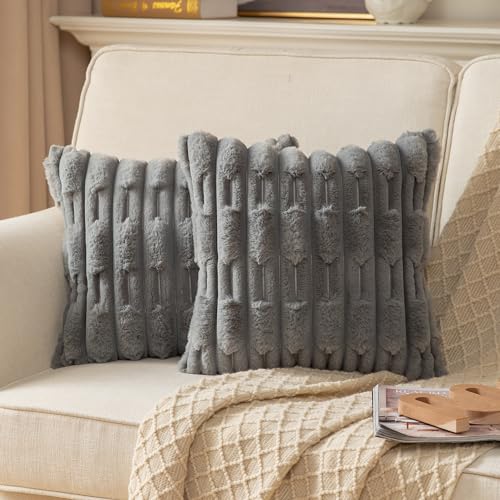 Mandioo 2er Set Grau Boho gestreiften dekorativen Kissenbezüge 55x55cm Flauschiges Wurfkissenbezug aus künstlichem Kaninchenfell Velvet Kissenhüllen Kopfkissenbezug Sofa Couch Bett Wohnzimmer von Mandioo