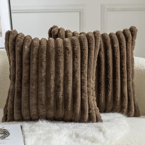 Mandioo 2er Set Kissenbezug gestreiftes Künstlich Pelz Superweich Kissen Flauschig Modern Kissenhülle Deko Sofa Wohnzimmer Schlafzimmer Kissenbezüge 40 x 40 cm Dunkelbraun von Mandioo